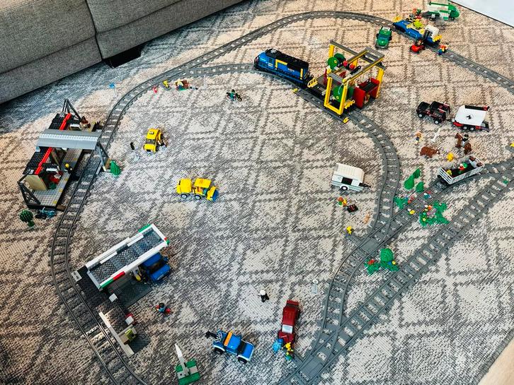COMPLETE LEGO-STAD (oa trein, station en tankstation), Kinderen en Baby's, Speelgoed | Duplo en Lego, Zo goed als nieuw, Lego