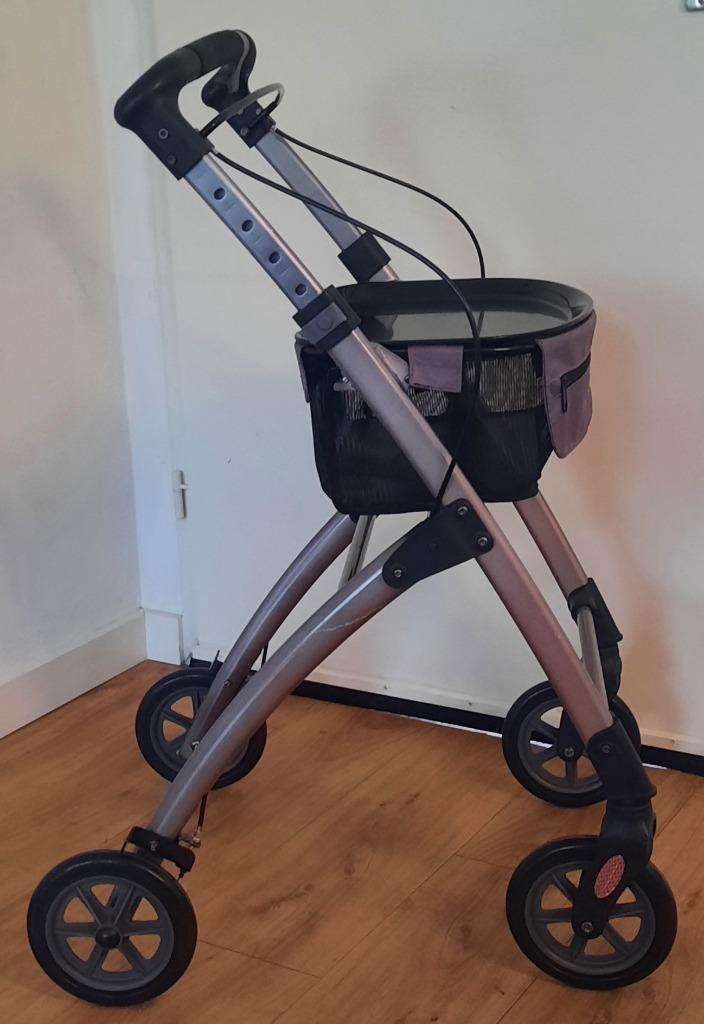 Rollator voor binnen Wheelzahead + tas + dienblad (6.5 kg !), Diversen, Rollators, Zo goed als nieuw, Lichtgewicht, Opvouwbaar