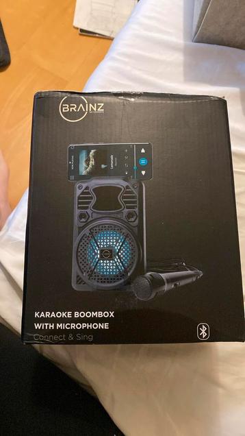 Karaoke boombox met microfoon beschikbaar voor biedingen