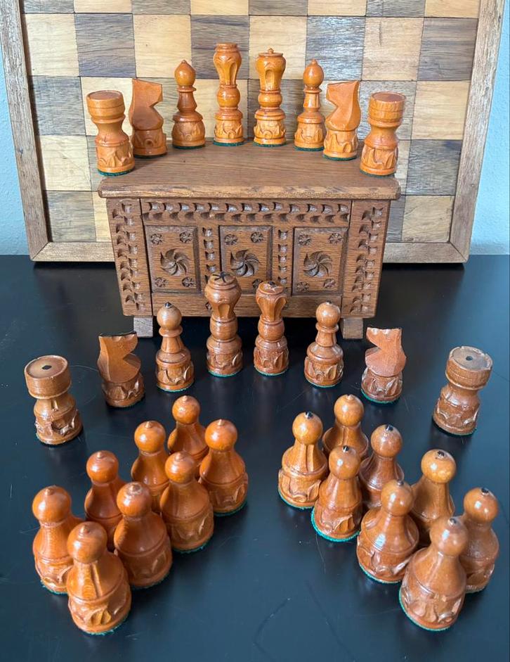 Vintage schaakbord, aparte schaakstukken en antiek kistje., Hobby en Vrije tijd, Gezelschapsspellen | Bordspellen, Gebruikt, Ophalen of Verzenden