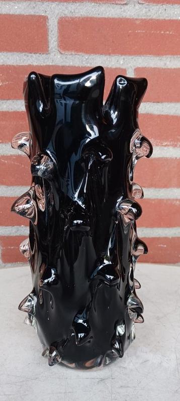 ZWARTE BRUTALISTISCHE BLACK MURANO GLAS VAAS 27 CM HOOG  beschikbaar voor biedingen