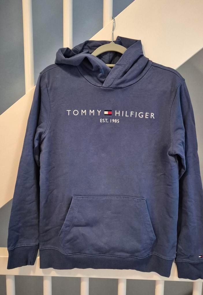 Tommy Hilfiger Hoodie maat 164 blauw/paarse ZGAN, Kinderen en Baby's, Kinderkleding | Maat 164, Zo goed als nieuw, Jongen, Trui of Vest