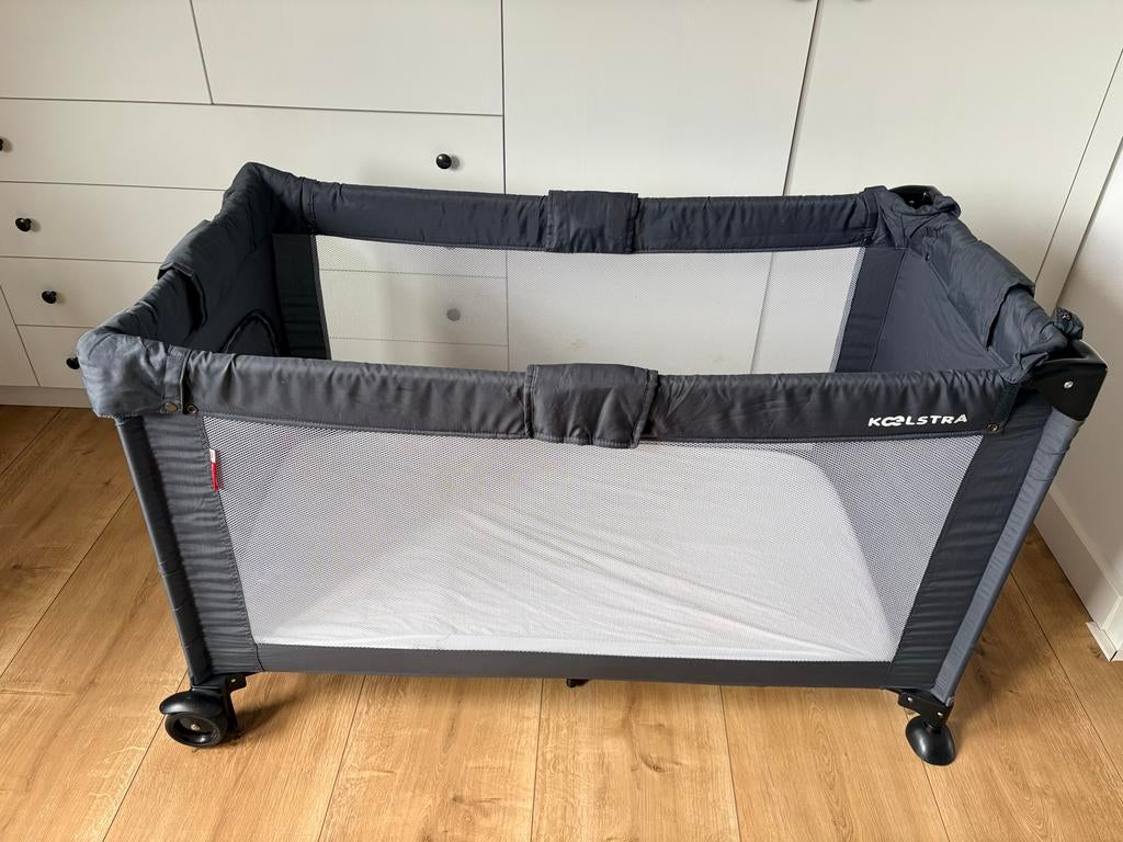 Koelstra Campingbedje met matras en accessoires, Ophalen, Gebruikt, Reisbedje