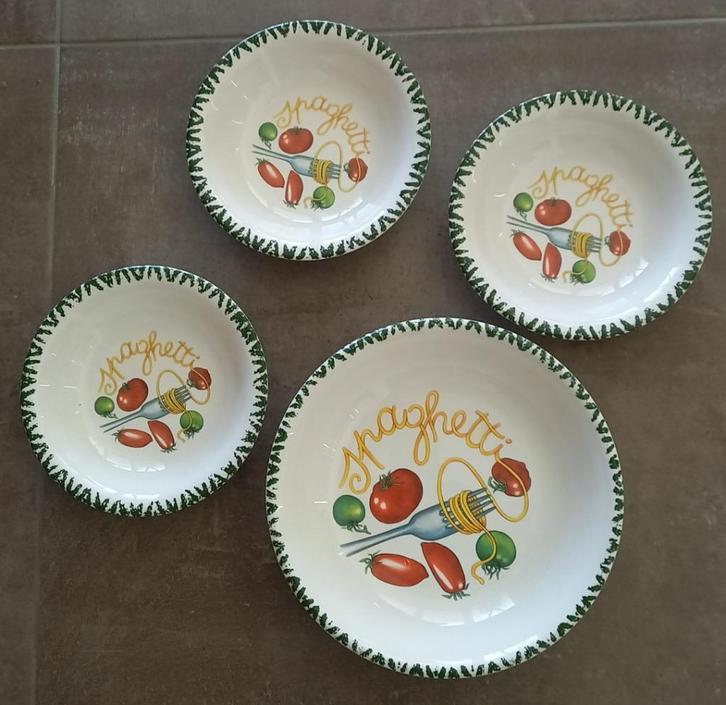 Spaghetti borden en grote ronde serveer kom/opdienschaal, Huis en Inrichting, Keuken | Servies, Zo goed als nieuw, Bord(en), Overige stijlen