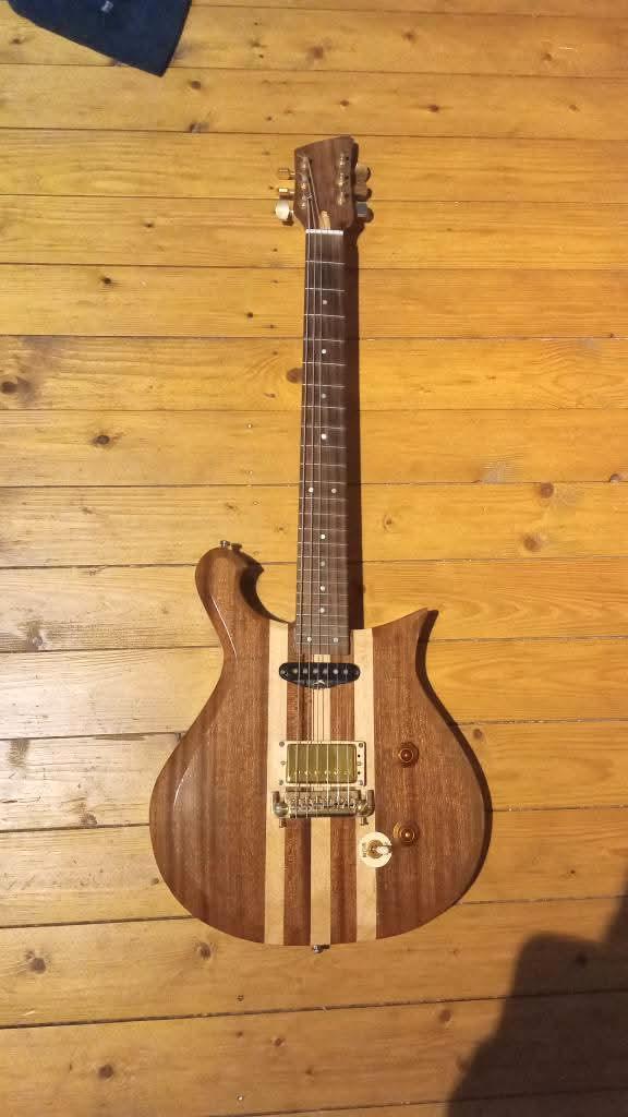 Te koop, vanwege verhuizing, een paar gitaren., Muziek en Instrumenten, Snaarinstrumenten | Gitaren | Elektrisch, Gebruikt, Solid body