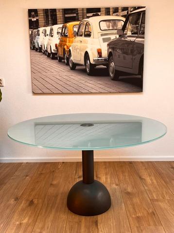 Ronde eettafel Calice van Italiaans designmerk Poltrona Frau beschikbaar voor biedingen