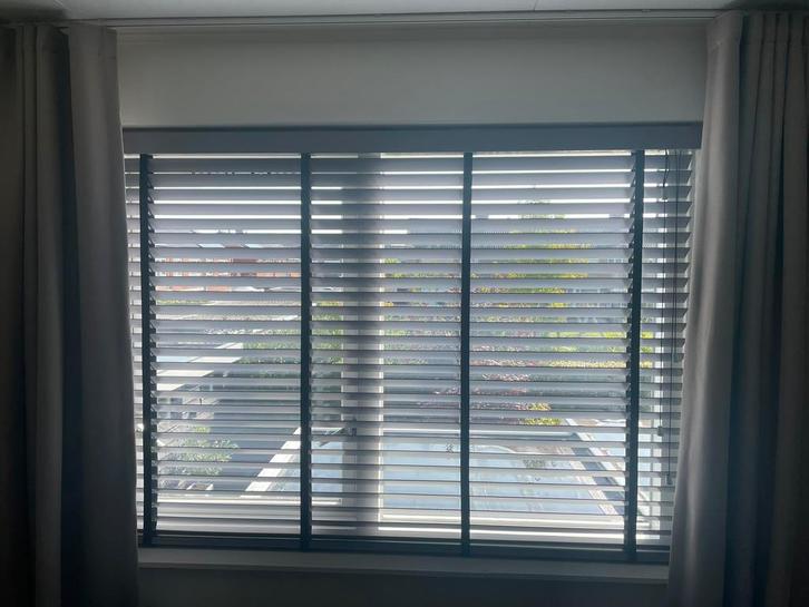 Houten jaloezieën taupe, bovenverdieping compleet, Huis en Inrichting, Stoffering | Gordijnen en Lamellen, Zo goed als nieuw, 100 tot 150 cm