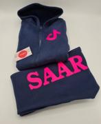 Tiktok pakken met je eigen naam in maat 122, Ophalen of Verzenden, Nieuw, Meisje, Broek