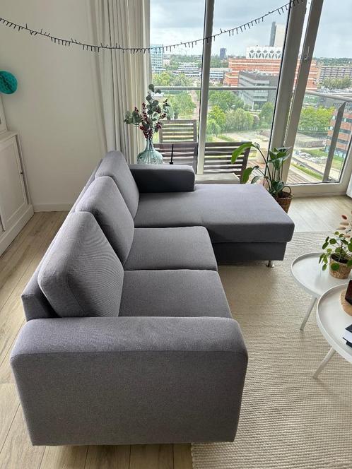 Grijze hoekbank met chaise longue, Huis en Inrichting, Banken | Bankstellen, Zo goed als nieuw, Hoekbank, Vierpersoons of meer