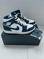 Nike Air Jordan 1 Mid white metallic gold obsidian maat 40, Kleding | Heren, Schoenen, Blauw, Ophalen of Verzenden, Nike Air Jordan