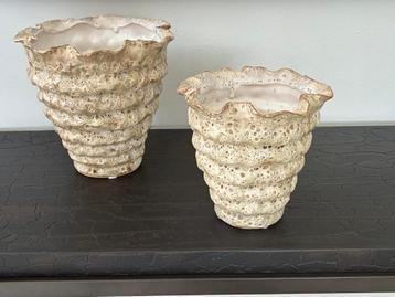 2 beige bloempotten PTMD (samen 40,00) beschikbaar voor biedingen