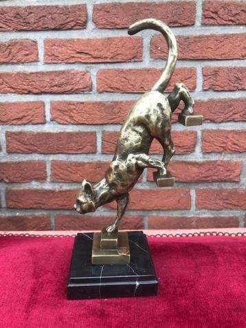 prachtbeeld, kat daalt de trap af! brons en marmer beschikbaar voor biedingen