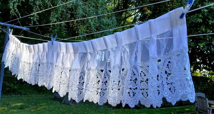 Vintage vitrage met kant (of pieten kraag stof - sinterklaas, Huis en Inrichting, Stoffering | Gordijnen en Lamellen, Minder dan 100 cm