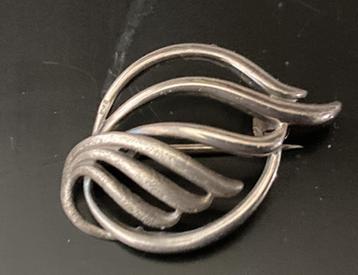 Zilveren broche, bladvorm beschikbaar voor biedingen