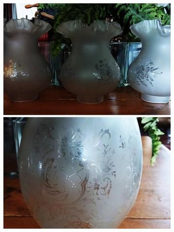 Lampenkapjes glas helder ge-etst met schulp rand brocante beschikbaar voor biedingen
