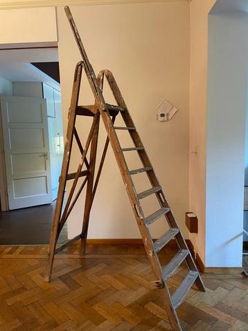 Houten trap, 3 generaties gebruikt ! Met uitschuif handrail. beschikbaar voor biedingen
