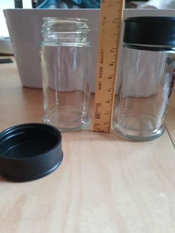15 Kruidenpotjes Glas met Plastic Deksel beschikbaar voor biedingen