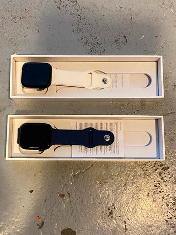 2 smartwatches wit en zwart beschikbaar voor biedingen