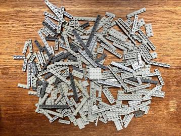 Lot LEGO 170 Grijze plates in diverse afmetingen beschikbaar voor biedingen