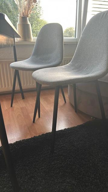 2x grijze eet kamer stoel met zwart onderstel  beschikbaar voor biedingen