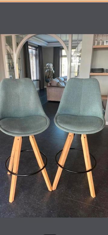 2 Stuks Bar Krukken met Houten Poten beschikbaar voor biedingen
