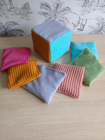 Kleurendobbelsteen met pittenzakjes (dobbelsteen) beschikbaar voor biedingen