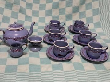 Antiek emaille serviesje in uniek lila beschikbaar voor biedingen