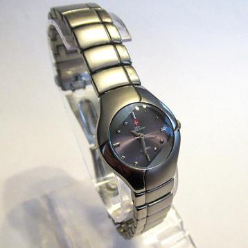 New Swiss Army dames quartz horloge met chromen armband. beschikbaar voor biedingen