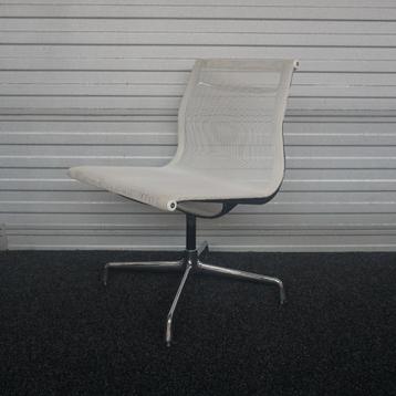 Vitra EA 106 Design Stoel | Vergaderstoel | Draaibaar  | Wit beschikbaar voor biedingen