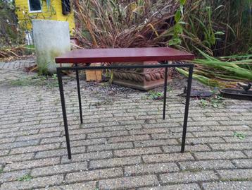 Retro bijzettafeltje,  waarschijnlijk pastoe  beschikbaar voor biedingen