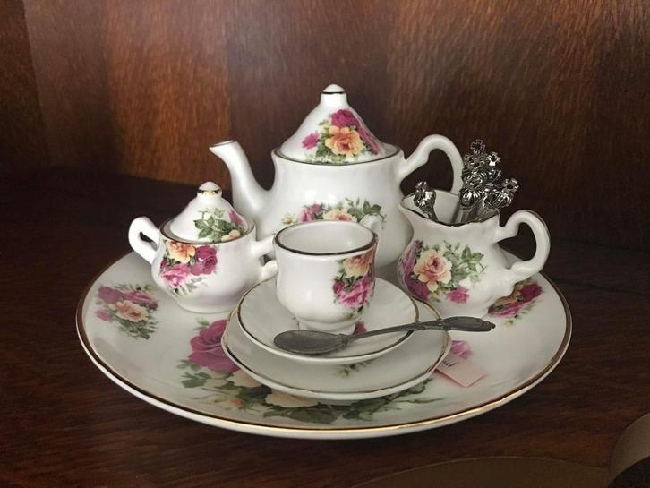 Klein Porseleinen Theeserviesje met Rozenmotief, Antiek en Kunst, Antiek | Porselein, Ophalen of Verzenden