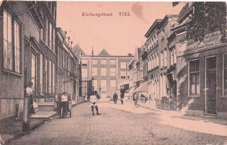 Tiel - Kleibergstraat met mensen (ge. 1919), Verzamelen, Ansichtkaarten | Nederland, Gelopen, Gelderland, Voor 1920, Ophalen of Verzenden