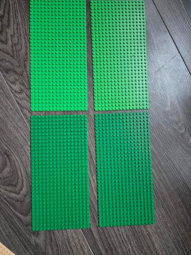 4 groene lego bouwplaten grondplaten baseplates 16x32, Kinderen en Baby's, Speelgoed | Duplo en Lego, Gebruikt, Lego, Complete set