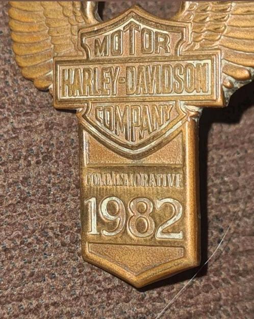 Harley-Davidson 1982 Commemorative spatbord embleem, Verzamelen, Merken en Reclamevoorwerpen, Ophalen of Verzenden