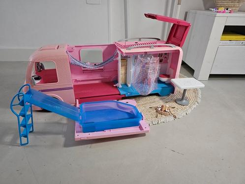 BARBIE DROOMCAMPER KAMPEERSET ZWEMBAD GLIJBAAN, Kinderen en Baby's, Speelgoed | Poppenhuizen, Zo goed als nieuw, Poppenhuis, Ophalen of Verzenden