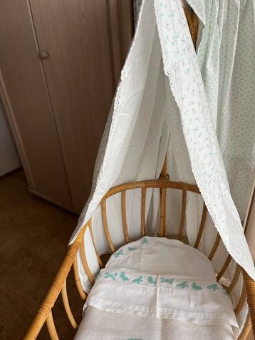 Vintage Rotan Wieg met Hemeltje beschikbaar voor biedingen