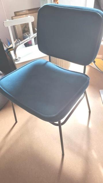 Blauwe velours stoel met zwart onderstel zit prima beschikbaar voor biedingen
