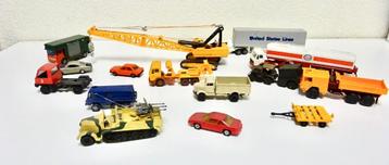 Diversen voor de treinbaan auto's, vrachtwagens, kraanwagen beschikbaar voor biedingen