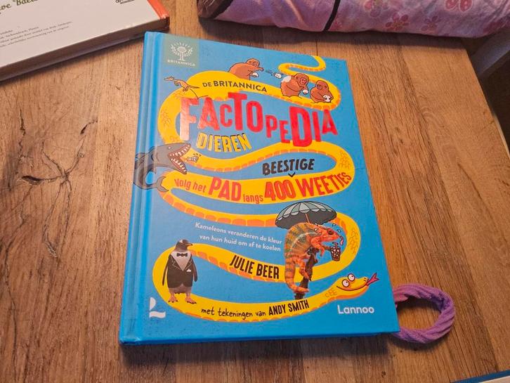 Julie Beer - De Britannica Factopedia - Dieren, Boeken, Kinderboeken | Jeugd | onder 10 jaar, Zo goed als nieuw, Non-fictie, Ophalen of Verzenden