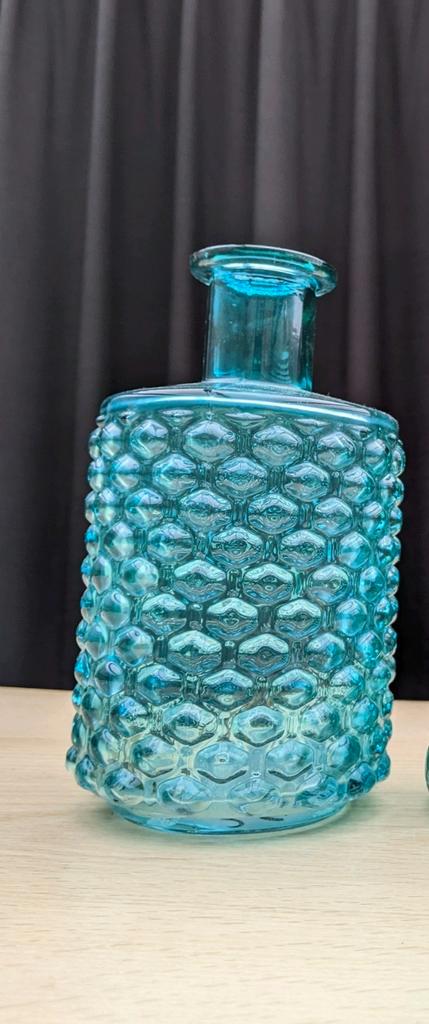 Turquoise vaas reliëf glas! Vaas  turkoois!, Huis en Inrichting, Woonaccessoires | Vazen, Zo goed als nieuw, Ophalen of Verzenden