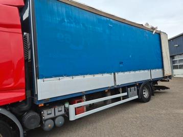 schuifzeilen en schuifdak vrachtauto  beschikbaar voor biedingen