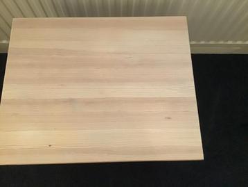 Tafeltje beschikbaar voor biedingen