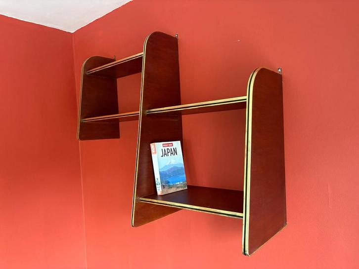Vintage / Deens / Scandinavisch wandkast met messing randen, Huis en Inrichting, Woonaccessoires | Wandplanken en Boekenplanken