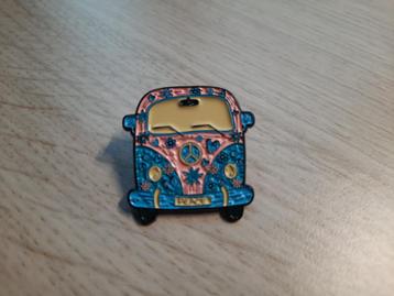 1 leuke pin van een hippie bus te koop beschikbaar voor biedingen