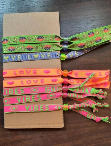 Nieuwe, Leuke,  fleurige armbandjes 1 euro per stuk! beschikbaar voor biedingen