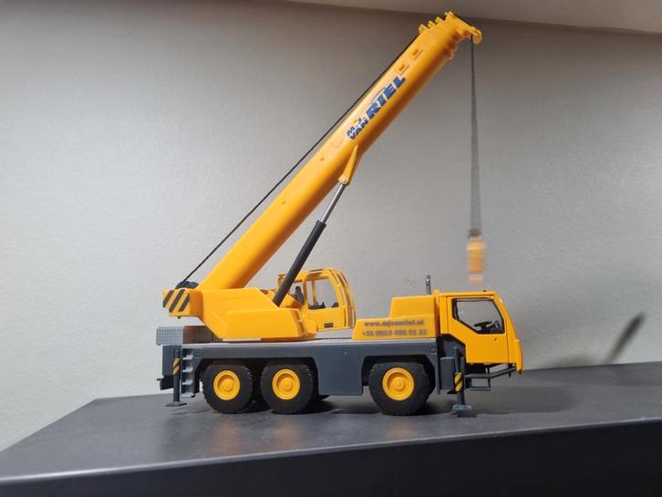 Te koop een mobiele hijskraan., Hobby en Vrije tijd, Modelauto's | 1:50, Zo goed als nieuw, Hijskraan, Tractor of Landbouw, Ophalen of Verzenden