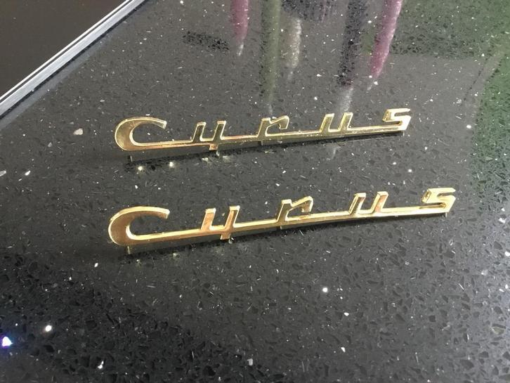 NOS CYRUS EMBLEMEN / LOGO,S NIEUW! UIT OUDE VOORRAAD, Fietsen en Brommers, Brommeronderdelen | Oldtimers, Nieuw, Overige merken