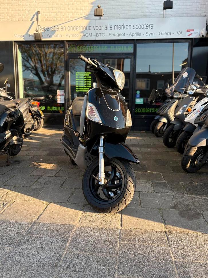 Piaggio fly 172cc brom!, Fietsen en Brommers, Snorfietsen en Snorscooters, Zo goed als nieuw, Piaggio, Tweetakt, Ophalen