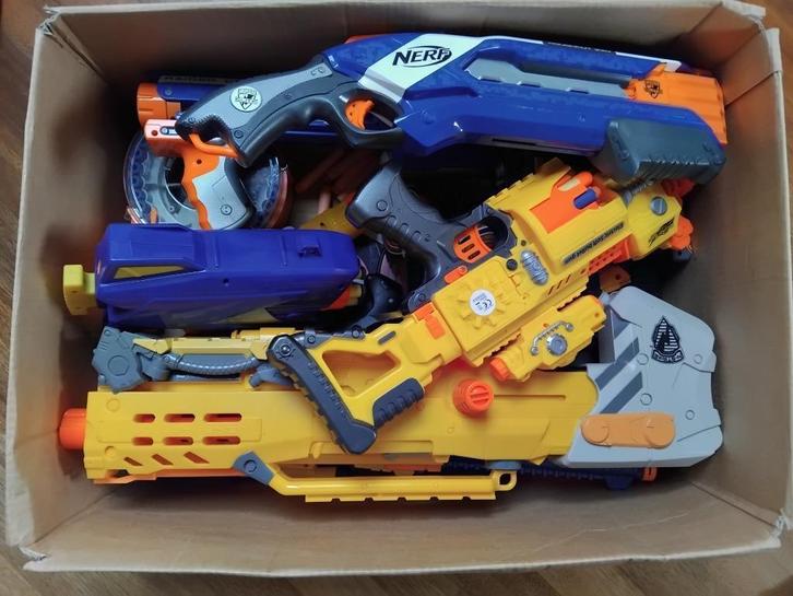 Doos met allerlei Nerfs, Kinderen en Baby's, Speelgoed | Buiten | Actiespeelgoed, Gebruikt, Ophalen