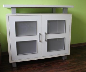 Witte commode beschikbaar voor biedingen